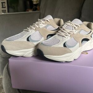 NEW - Never worn - Berness size 10 Sneakers